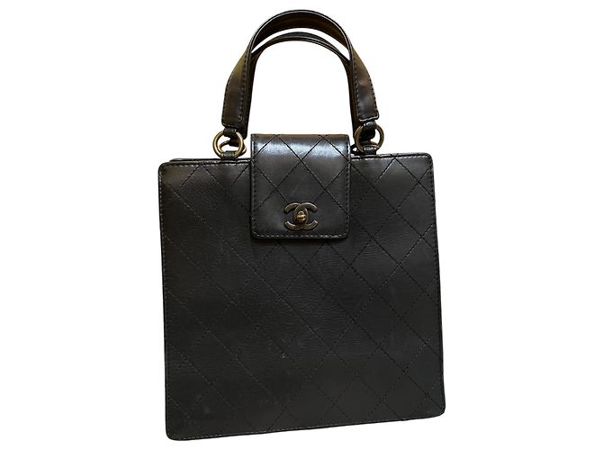Bolsa Chanel CC 1996 em pele de cordeiro acolchoada com fecho de rotação