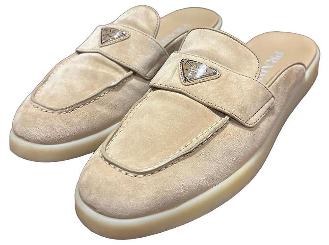 Mules Prada en daim beige avec logo triangle