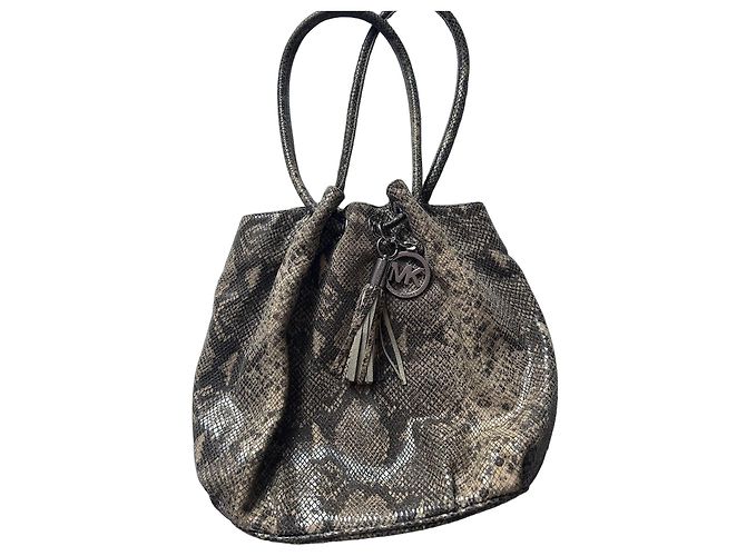 Saco bucket Michael Kors em couro com efeito python iridescente com pendente pompom MK