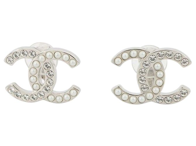 Brincos de pressão Chanel Silver CC banhados a prata com pérolas falsas e strass