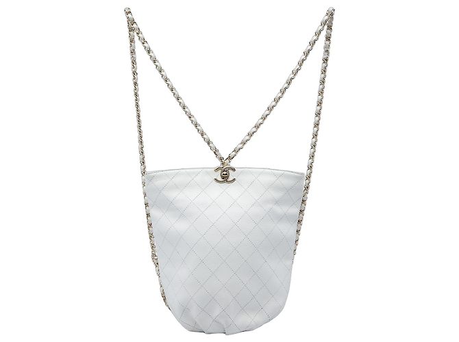 Mochila Saco Chanel em Pele de Bezerro Acolchoada Branca com CC