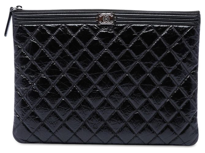 Chanel Boy O Case Clutch Medium gesteppt aus schwarnem Lackleder