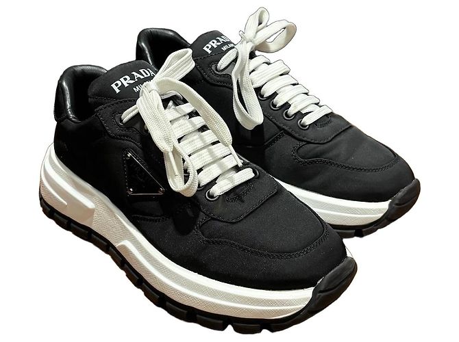 Prada Re-Nylon und Leder Sneaker Schwarz