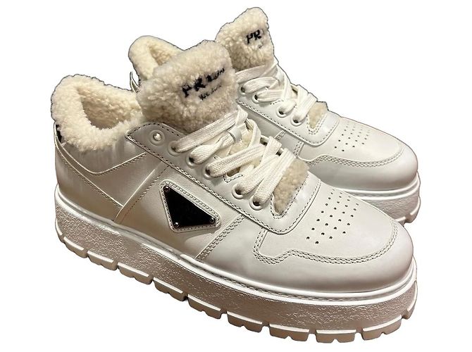 Baskets Prada en cuir blanc doublées fourrure