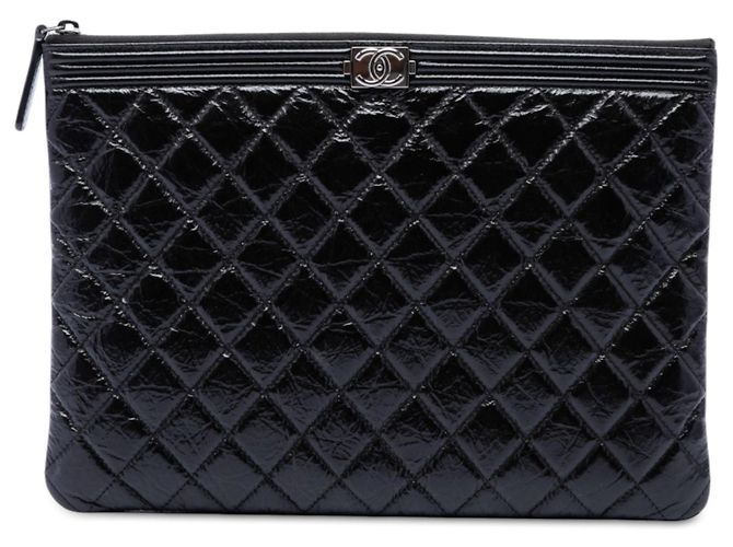 Chanel Boy O Case Medium Clutch aus schwarzem gestepptem Lackleder
