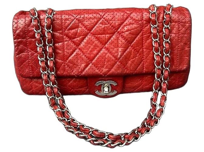 Bolsa de aba Chanel em couro perfurado vermelho