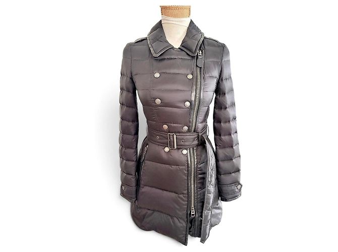 Casaco acolchoado Burberry Brit em nylon preto com gola de pele