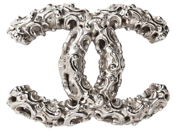 Chanel Silberne strukturierte CC-Brosche mit Openwork-Design