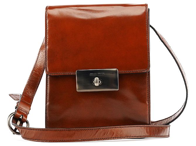 Miu Miu Bolsa tiracolo de couro castanho com aba