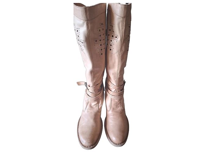 Autre Marque Nero Giardini Botas de Cano Alto em Couro Bege com Tachas