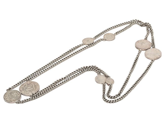 Collar largo de cadena con monedas de latón CC plateado Chanel
