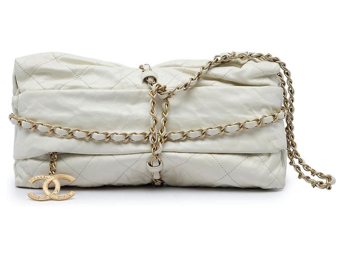 Bolsa Baluchon Chanel Midnight Swim em couro de bezerro acolchoado branco
