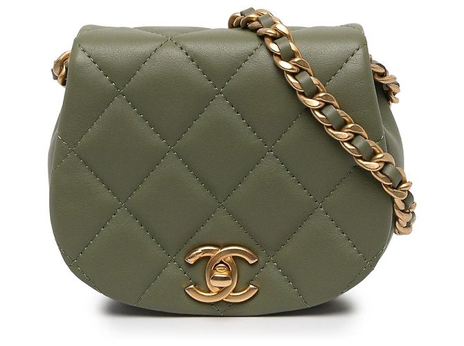 Clutch Chanel Coco Mail Mini em pele de bezerro acolchoada verde com corrente