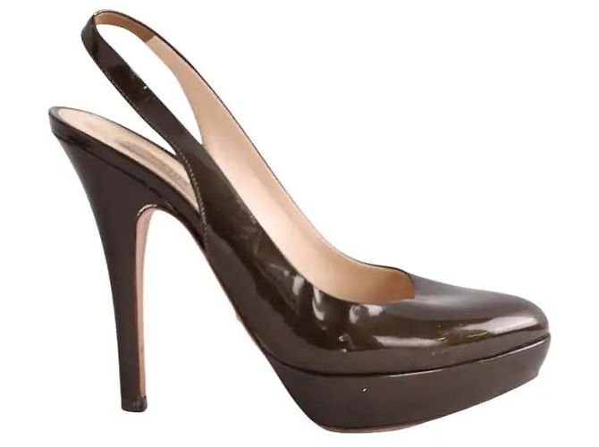 Tacones Prada de charol caqui
