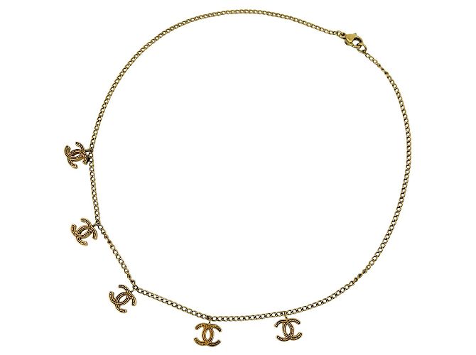 Colar Chanel dourado com marca Coco
