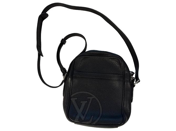 Borsa a tracolla Louis Vuitton in pelle Taurillon nera