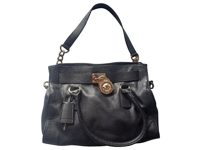Bolsa Michael Kors em couro preto com ferragens douradas