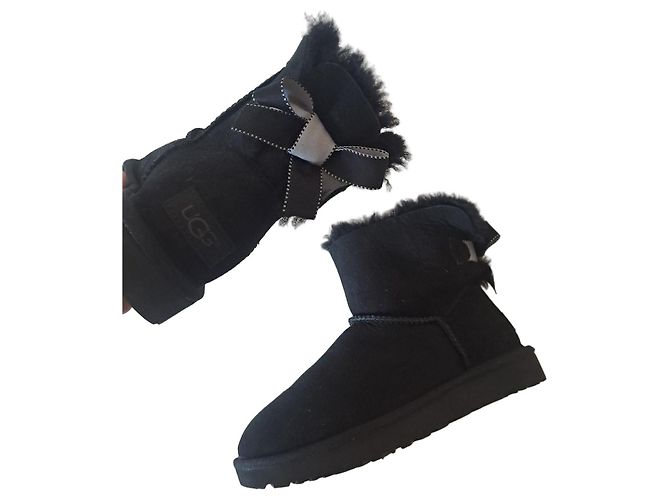 Bottes UGG en daim noir avec nœuds