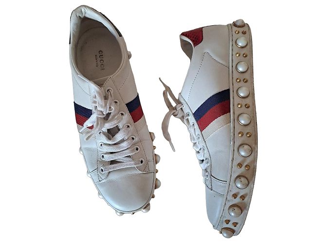 Gucci Sneaker aus weißem Leder mit Perlen und Nieten