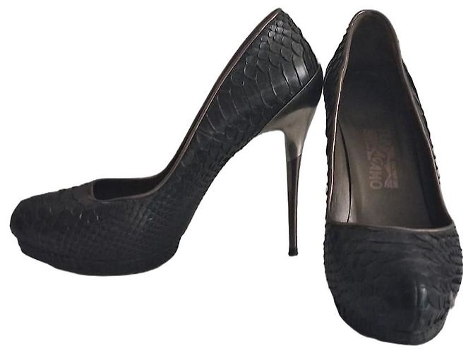 Salvatore Ferragamo Python-Print Leder Pumps Schwarz