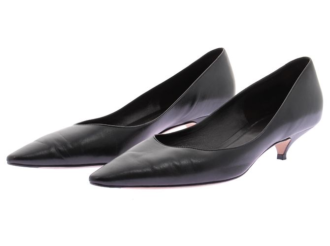The row Schwarze Leder-Pumps