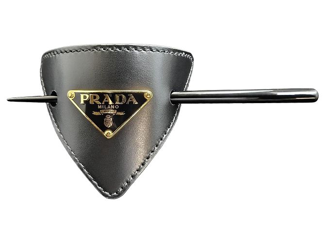 Fermi capelli in pelle con logo Triangle Prada e spilla
