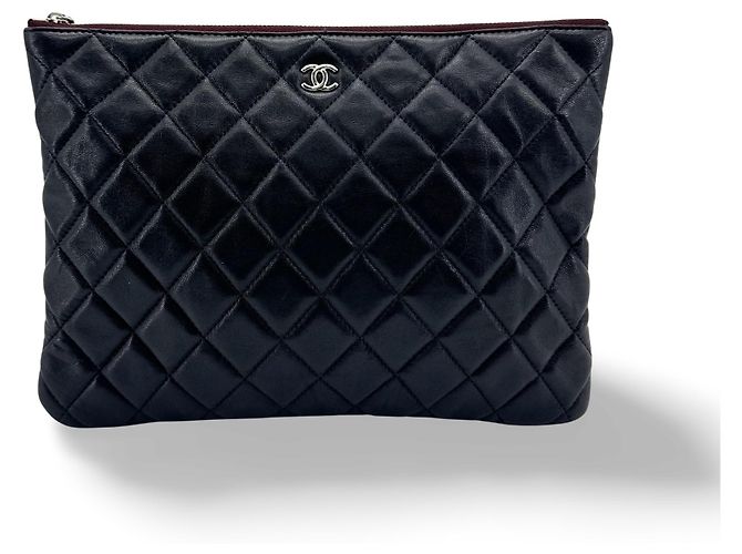 Chanel O Case Clutch aus gestepptem Lammleder Medium