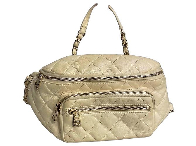 Chanel Bolsa de Cintura em Couro Acolchoado - Creme
