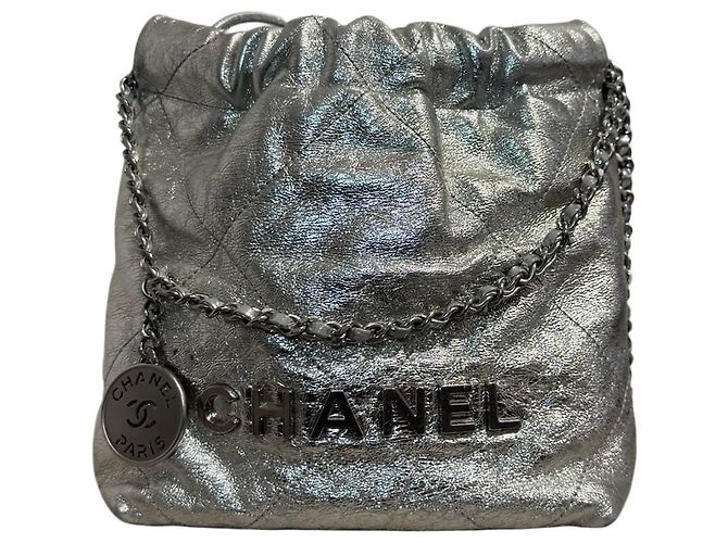 Bolsa Chanel 22 de couro prateado