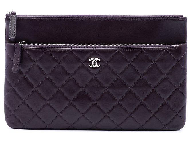 Clutch Chanel CC em pele de cordeiro acolchoada roxa com fecho duplo