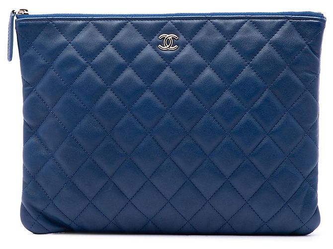 Clutch Chanel Medium Quilted Lambskin O Case Azul