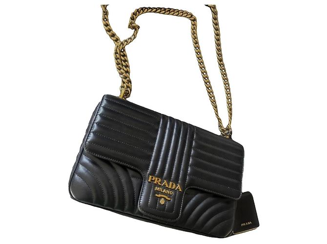 Prada Borsa a Tracolla in Pelle Matelassé Nera