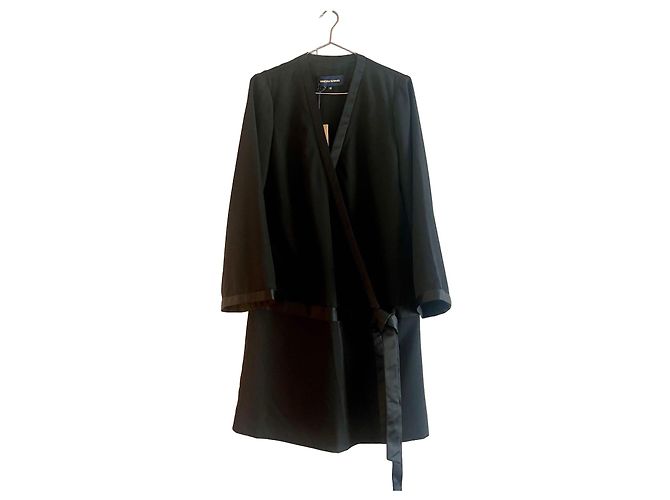 Vanessa Seward schwarzes Kleid