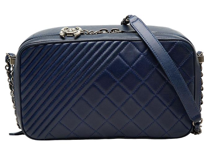 Bolsa Chanel Coco Boy Camera Large em pele de cordeiro acolchoada azul