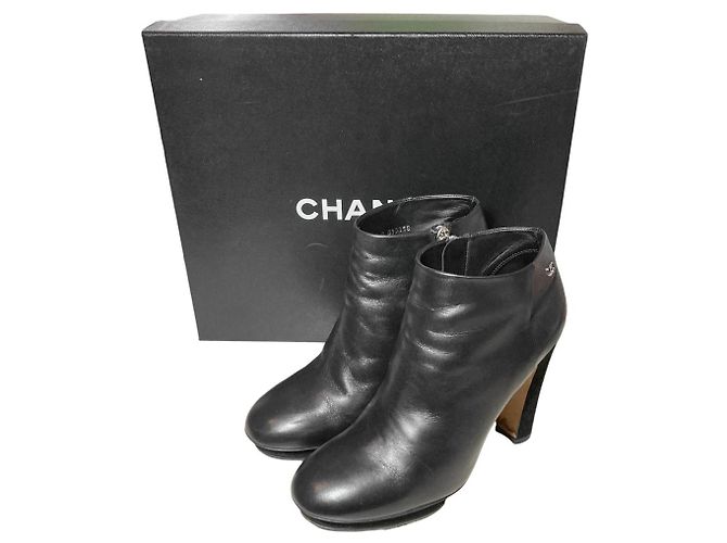 Botas curtas de couro Chanel