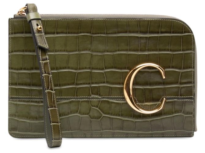 Chloé C Flat Clutch aus croc-geprägtem Leder in Grün