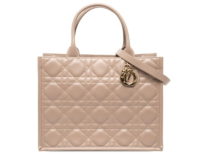 Dior Book Tote Medium em pele de vitelo Macrocannage Bege
