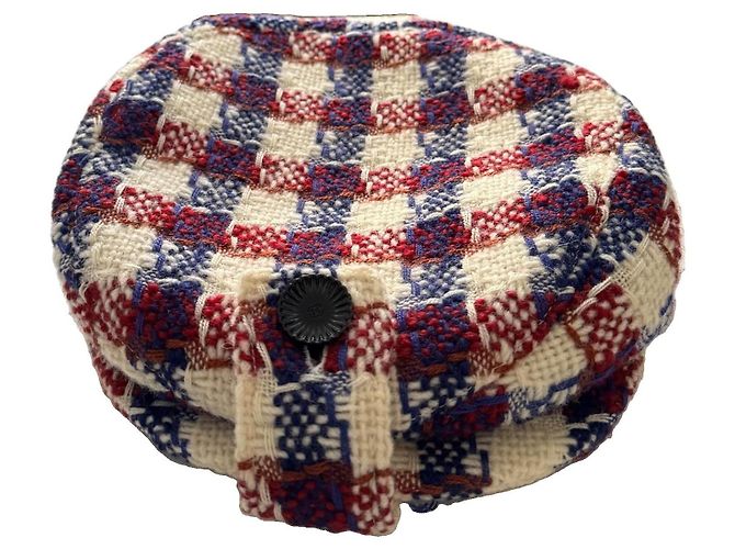 Casquette Gavroche Chanel en Tweed avec Bouton CC