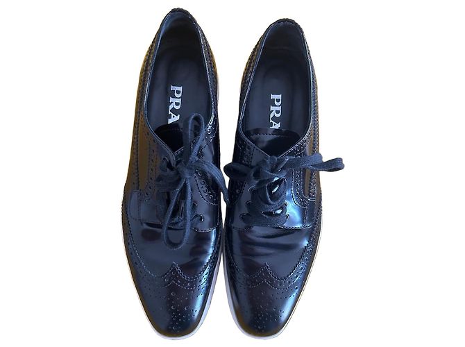 Prada Brogue-Schuhe aus schwarzem Lackleder