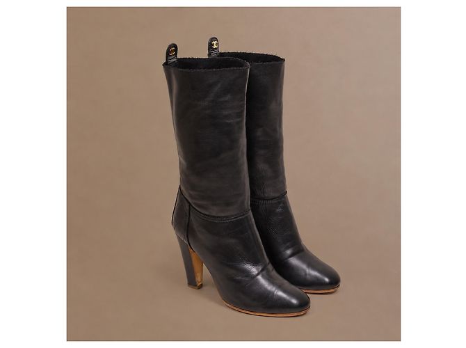 Chanel Botas de cuero negro acolchadas