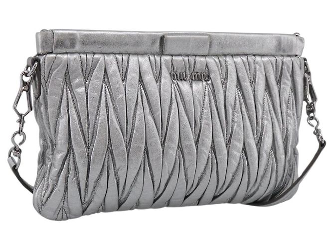 Miu Miu Bolsa de Ombro Matelassé Couro Silver