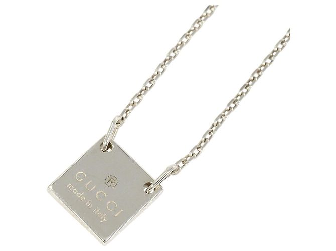 Collar Gucci con placa cuadrada plateada