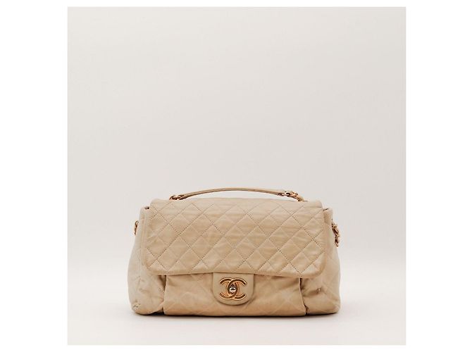 Bolsa de aba acolchoada Chanel em couro bege