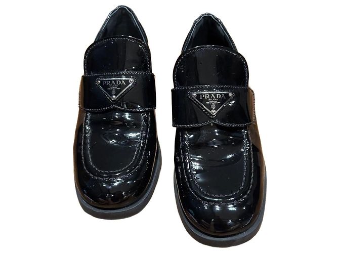 Prada Mocasines de piel charol con logo triangular