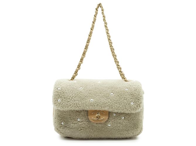 Chanel Bolsa de Ombro com Aba e Corrente em Shearling com Pérolas