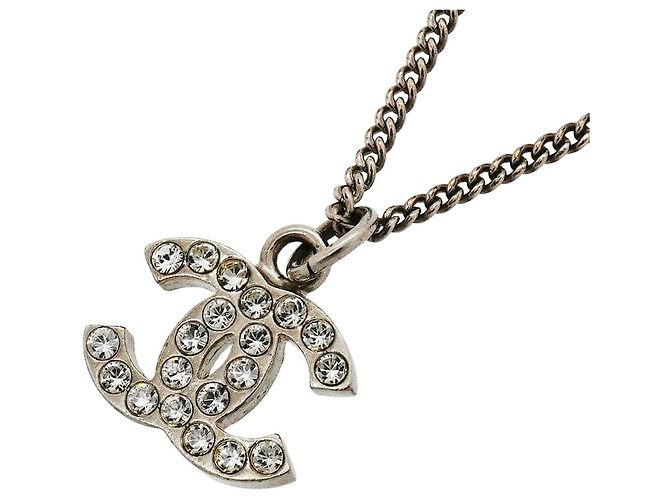 Colar Chanel prateado com strass
