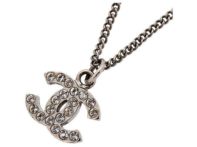 Colar Chanel Prateado com marca Coco