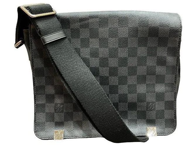 Bolsa de Ombro Louis Vuitton District PM NM Damier Graphite