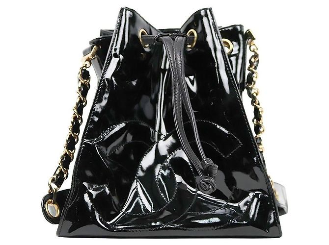 Chanel Bolsa de ombro bucket em verniz preto