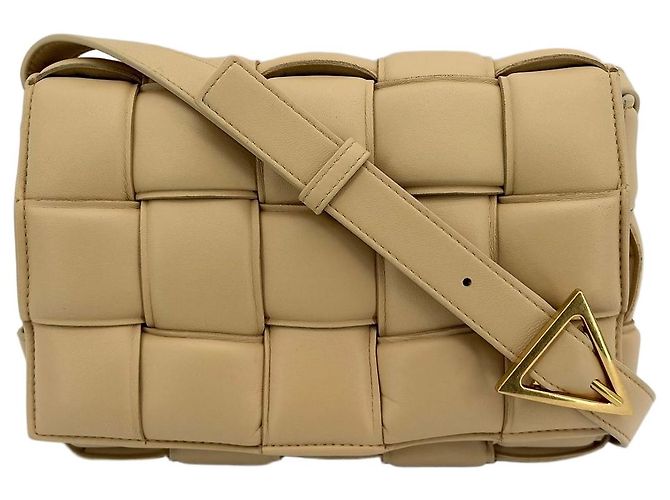 Bottega Veneta Bolsa Cassette em couro acolchoado
